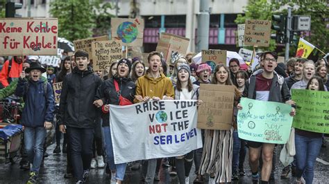 Frankfurt Hessen Fridays for Future Schüler demonstrieren auch in den