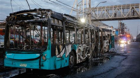 Bus que transitaba con pasajeros se quemó en La Cisterna YouTube