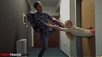 Rubia chupando y dando tirón durante el trío del albergue XVIDEOS