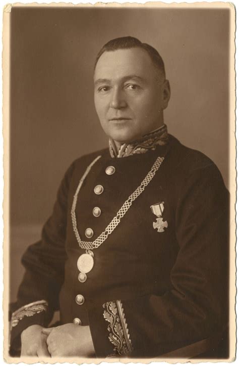 De Burgemeester van Assenede in uniform met eretekens