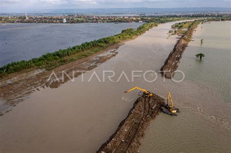 Perbaikan Tanggul Sungai Wulan Yang Jebol Di Demak ANTARA Foto