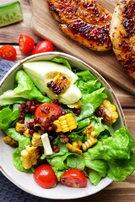 Salat mit Hähnchen und Avocado