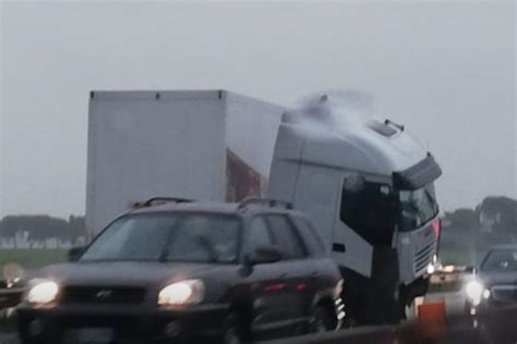 Via Pontina Strada Chiusa Per Incidente Un Camion Finisce Di Traverso