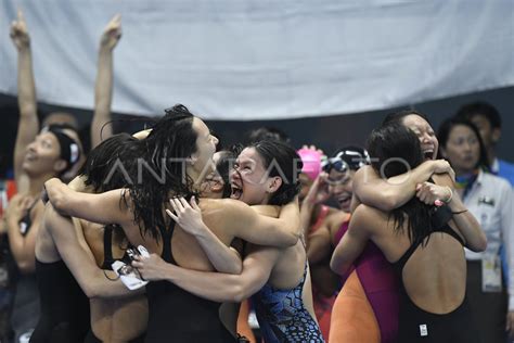 RENANG FINAL 4x100 METER GAYA GANTI ESTAFET PUTRI ANTARA Foto