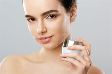 Belle Femme Avec De La Cr Me De Visage Protection De La Peau Soins De