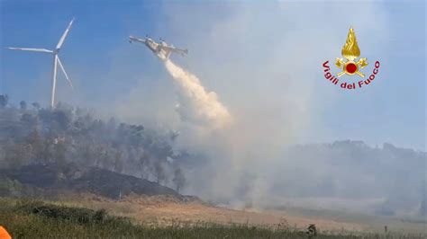 Crotone Grosso Incendio A Poggio Pudano Due Canadair In Azione Foto