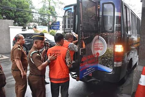 Kejati Jabar Tahan Mantan Dirut PDAM Karawang Beserta Dua Tersangka