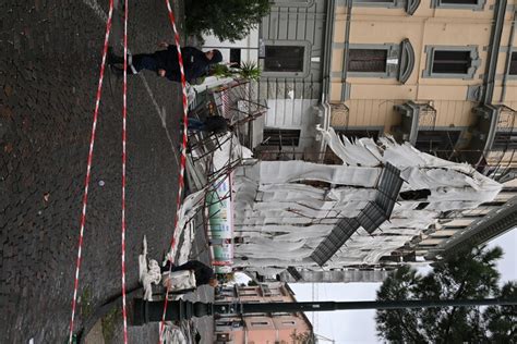 Tempesta Di Vento A Napoli Crollano Albero E Impalcatura Primopiano