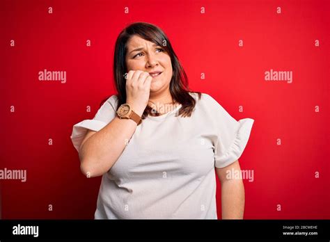 Belle Brunette Plus Femme De Taille Portant Un T Shirt D Contract Sur Fond Rouge Isol