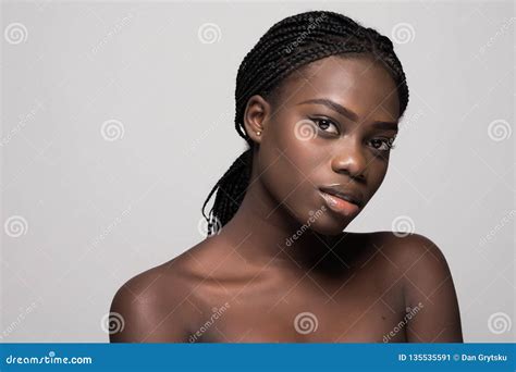 Portrait De La Jeune Belle Femme Africaine Touchant Son Visage D