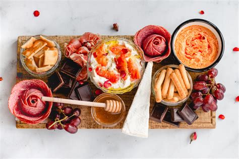 Romantische Borrelplank Voor Valentijnsdag Met Burrata En Dips