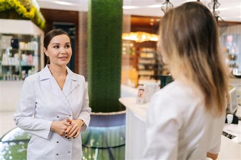 Dos médicos de pie en el pasillo del hospital discutiendo el