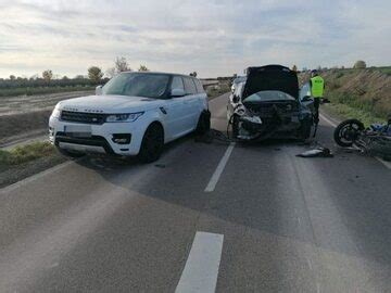 Czołowe zderzenie motocykla z osobówką na DK74 Jedna osoba ranna