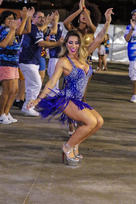 Tati Minerato Empina Bumbum Em Vestido Curtinho Ao Sambar