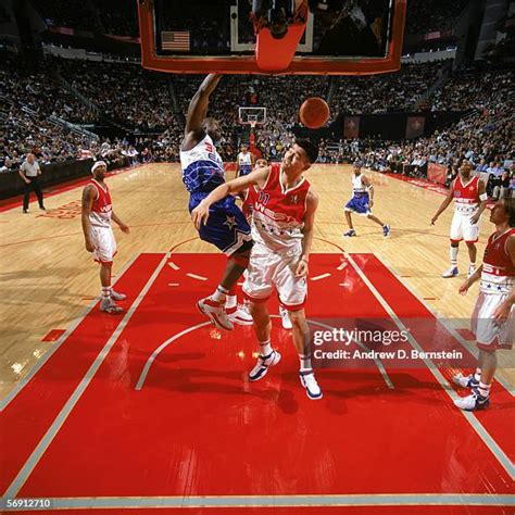 Yao Ming Dunk Photos and Premium High Res Pictures - Getty Images