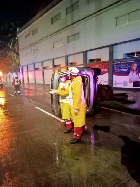 Conductor Que Iba A Exceso De Velocidad Volcó Al Impactarse Con Palmera En Veracruz