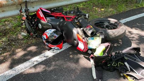 Con La Moto Centra Un Ramo Caduto Sulla Strada E Cade Trasportato In