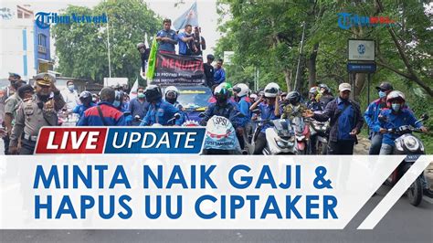 Ribuan Buruh Lakukan Aksi Unjuk Rasa Ke Istana Negara Minta Naik Upah