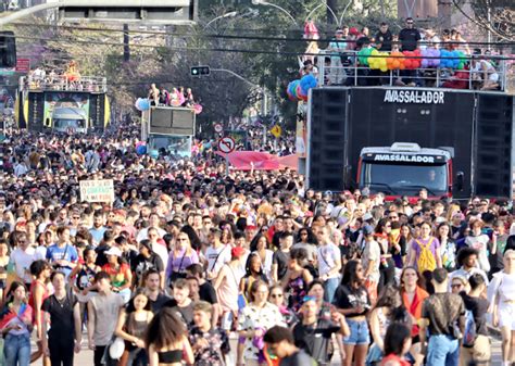 Marcha da diversidade reúne milhares de pessoas em Curitiba