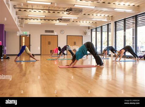 Yoga class in a Leisure Centre Stock Photo - Alamy