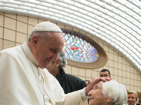 El Papa condena terrorismo y pide oraciones por las víctimas del