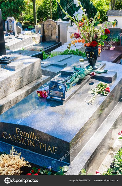 Tombe D edith Piaf Cimetière Père Lachaise Paris France Photo