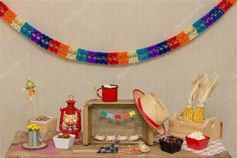 Mesa Decorada Con El Tema Festa Junina Preparado Con Alimentos