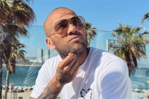 Daniel Alves posta primeira foto em rede social após sair da prisão