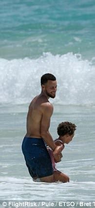 Steph Curry Shows Off Chiseled Torso On Hawaiian Beach Daily Mail Online