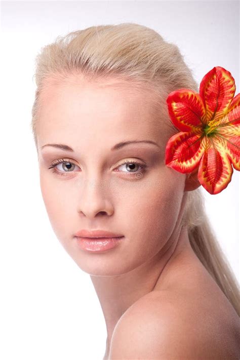 Retrato De La Mujer Hermosa Con La Flor Blanca Imagen De Archivo