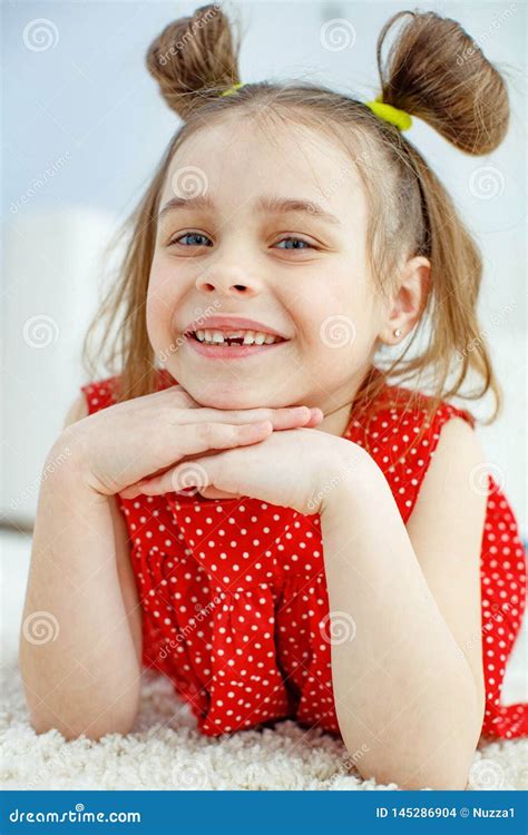 Retrato De Uma Menina Engra Ada Sem O Um Dente Anterior Foto De Stock