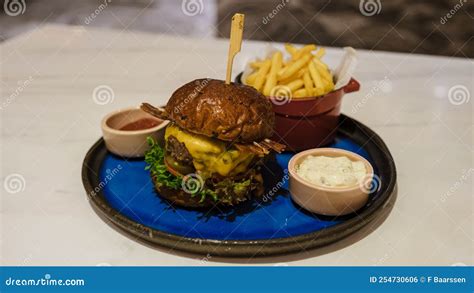 Hamburger Mit Braunem Gesundem Brot Und Pommes Frites Auf Dem Teller