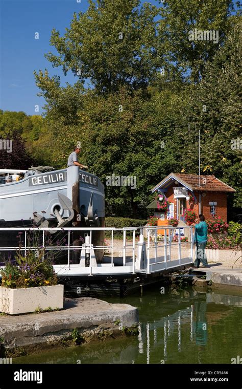 France Seine Et Marne Moret Sur Loing Passage Of A Barge In The Lock