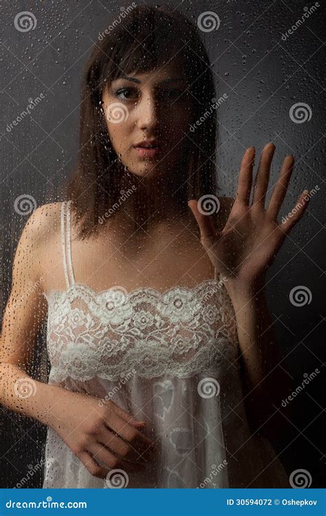 Der Brunette in Einem Weißen Kleid Für Ein Nasses Glas Stockfoto Bild von horizontal fokus