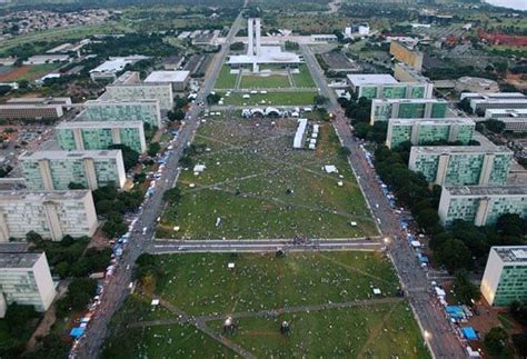 Brasilia Eje Monumental Explanada De Los Ministerios Con La Plaza De