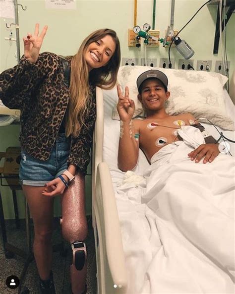 Modelo Paola Antonini Visita Garoto Que Teve Perna Amputada E D