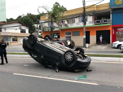 VÍDEO Carro capota após colidir em outro veículo na Avenida do Estado