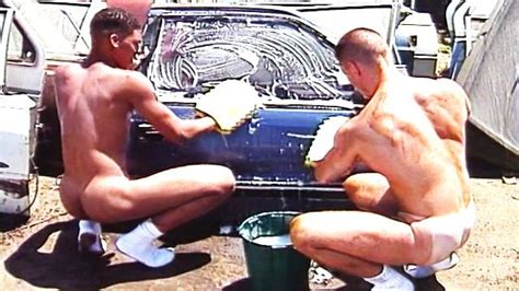 NAKED JUNKYARD BOYZ Geraten In Eine Schaumige Seifenschlacht Pornhub Gay