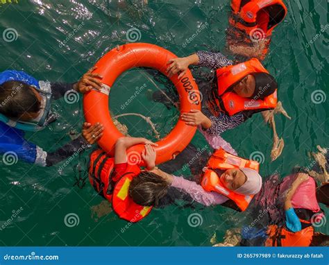 Algunas Personas Nadan En El Mar Usando Boyas Y Chalecos Salvavidas Imagen De Archivo Editorial