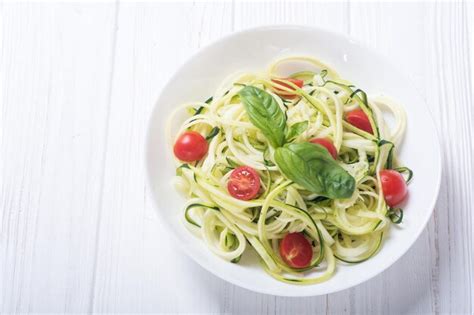 Premium Photo Zucchini Pasta Noodles With Tomatoes Healthy Vegetarian