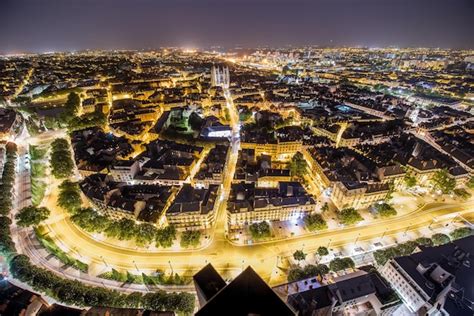 Vista A Rea Del Paisaje Urbano Con Edificios Iluminados Y Calles En La