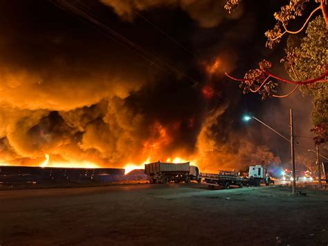 Incêndio de grandes proporções atinge empresa de reciclagem no Distrito