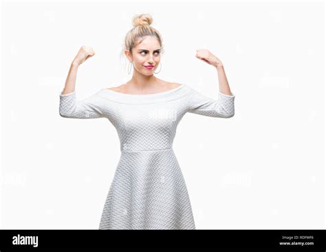 Belle Jeune Femme Blonde Aux Yeux Bleus Sur Fond Isol S Montrant Les Muscles Des Bras Fier