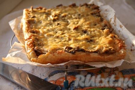 Пирог из слоеного теста с грибами и курицей: 9 фото в рецепте