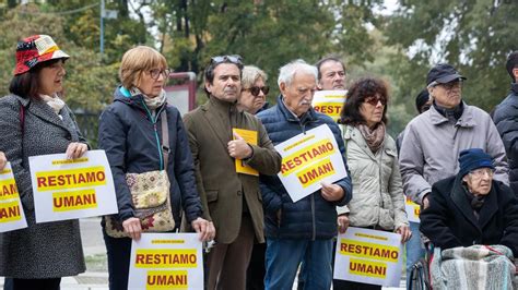 Restiamo umani lappello della città solidale con i profughi di