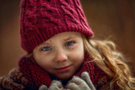 Verticale Triste De Petite Fille Photo Stock Image Du Triste Fille