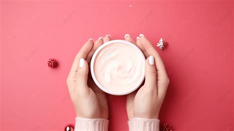 Manos Femeninas Con Crema Cosmética Sobre Fondo Rosa Con Accesorios