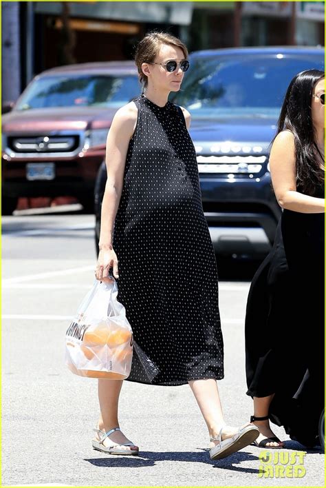 Pregnant Carey Mulligan Lunches in Beverly Hills - See Her Baby Bump ...