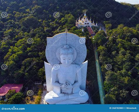 Estatua Blanca De Buddha En Wat Tham Phrathat Khao Prang Lopburi