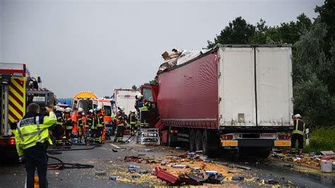 A Kreuz Walldorf T Dlicher Lkw Unfall Vollsperrung Richtung